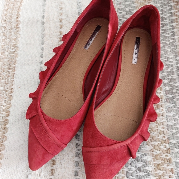 TAHARI "PIONEER" SUEDE FLATS - Picture 3 of 10